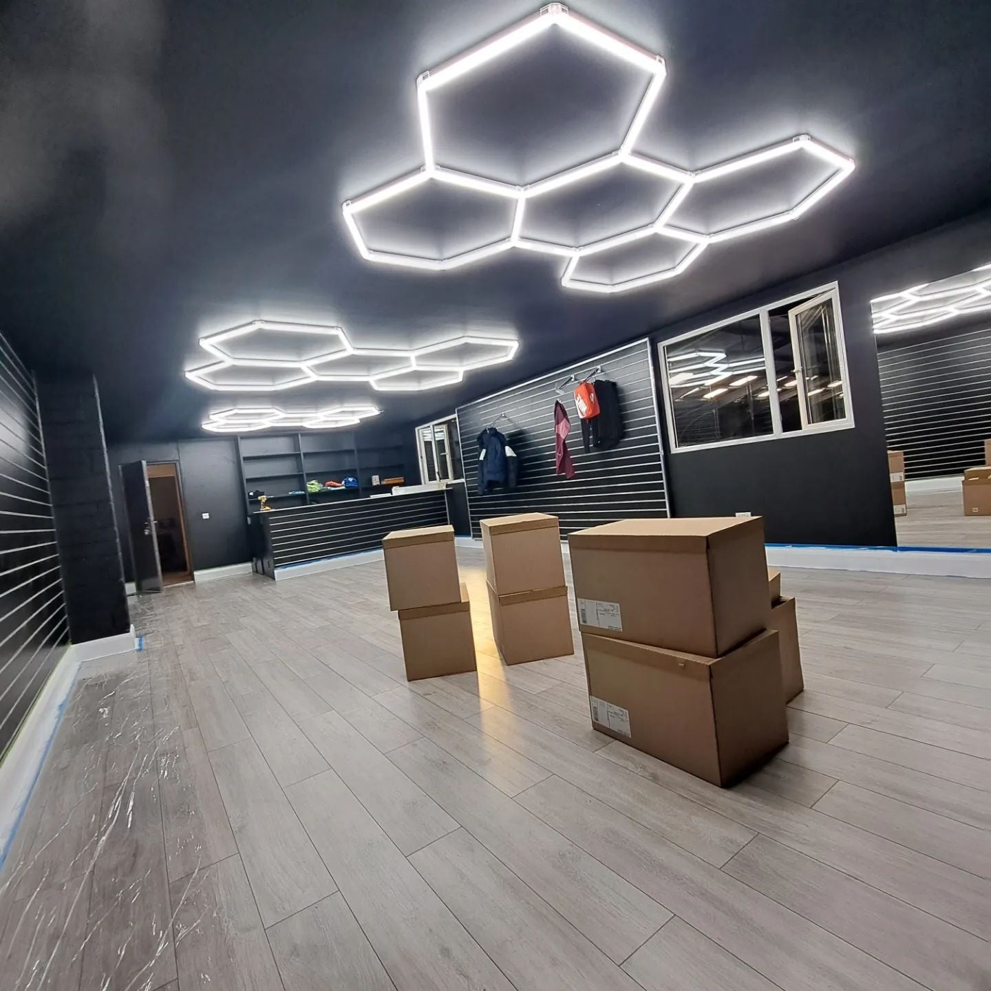 Lampe de plafond hexagone nid d'abeille – 230V – 2.4M X 4.8M – LED Blanc 6500K – 550W